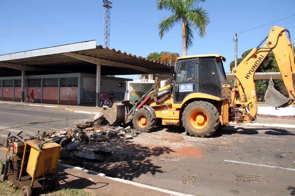 Prefeitura de Três Lagoas constrói faixa elevada em frente ao ponto de ônibus central