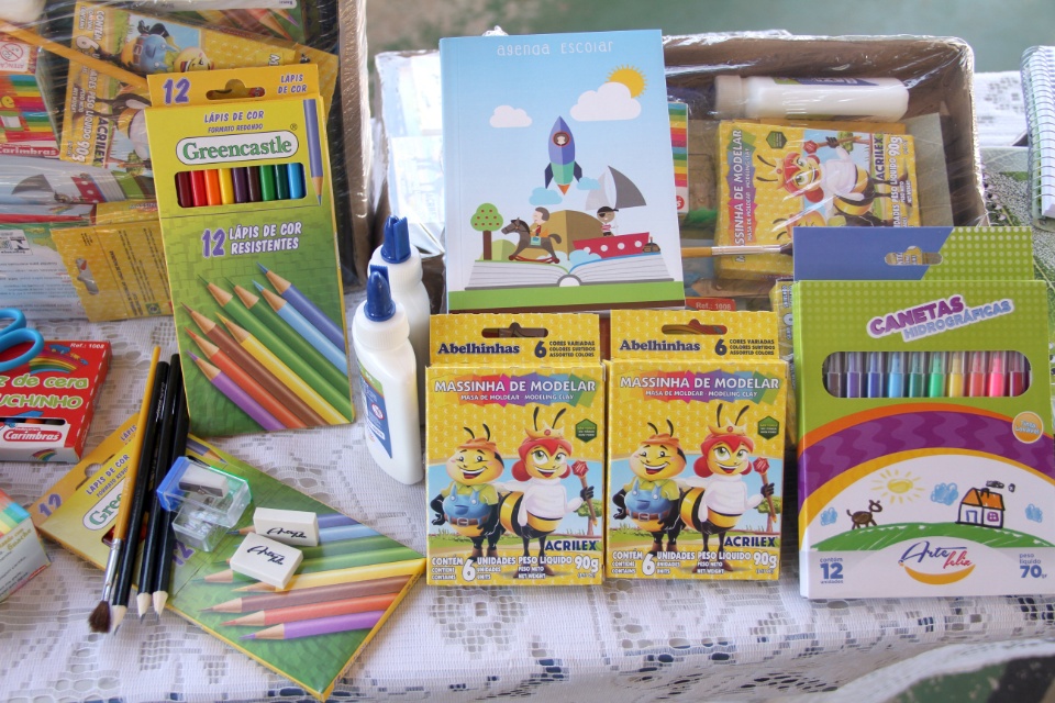 Prefeitura de Três Lagoas entrega mais de 15.600 kits escolares para a REME