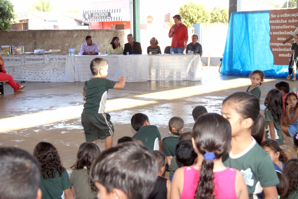 Prefeitura de Três Lagoas entrega mais de 15.600 kits escolares para a REME