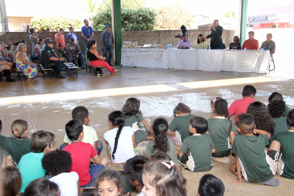 Prefeitura de Três Lagoas entrega mais de 15.600 kits escolares para a REME