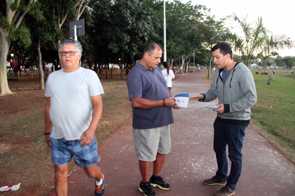 Diretoria de Trânsito realiza campanha de conscientização dos ciclistas na Lagoa Maior