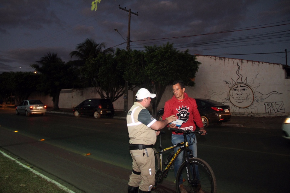 Diretoria de Trânsito realiza campanha de conscientização dos ciclistas na Lagoa Maior