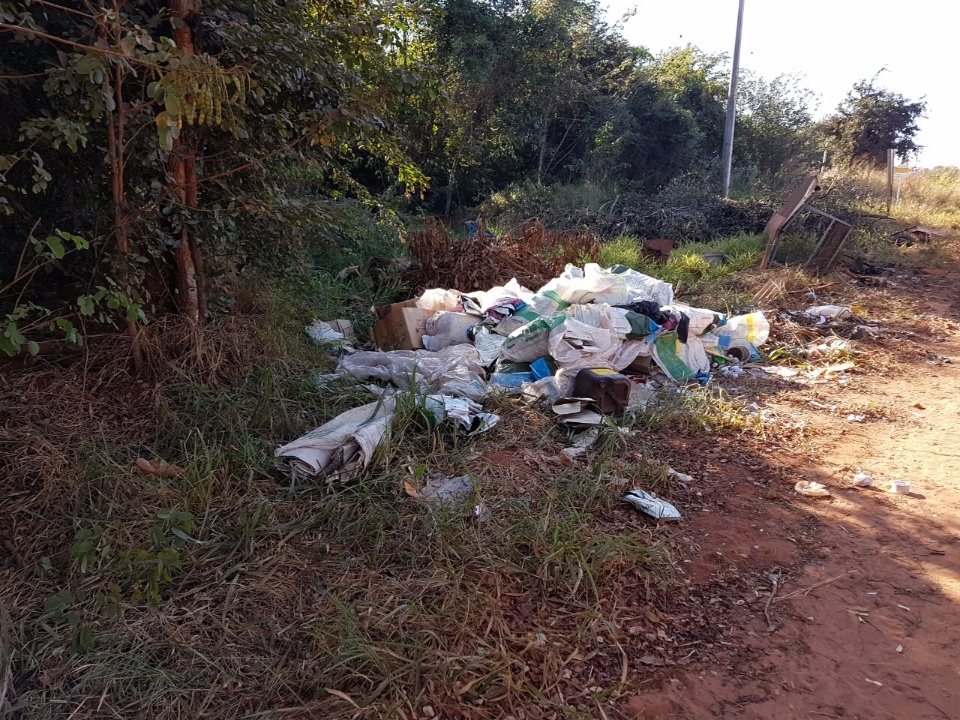 Prefeitura de Três Lagoas realiza limpeza e troca de lixeiras de estradas rurais