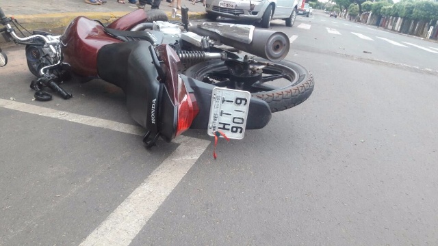 Motociclista fratura perna ao invadir preferencial em cruzamento