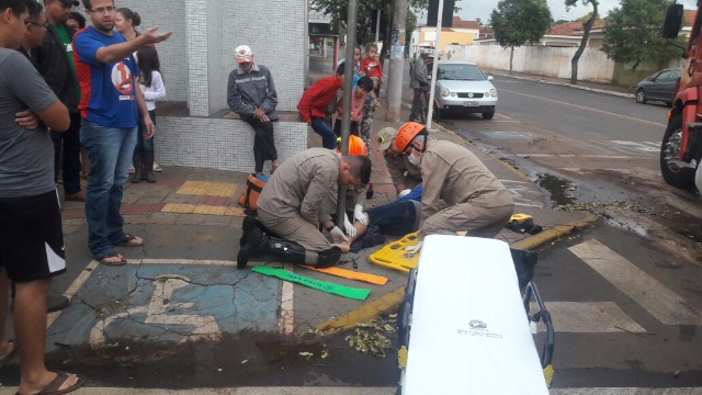 Motociclista fratura perna ao invadir preferencial em cruzamento