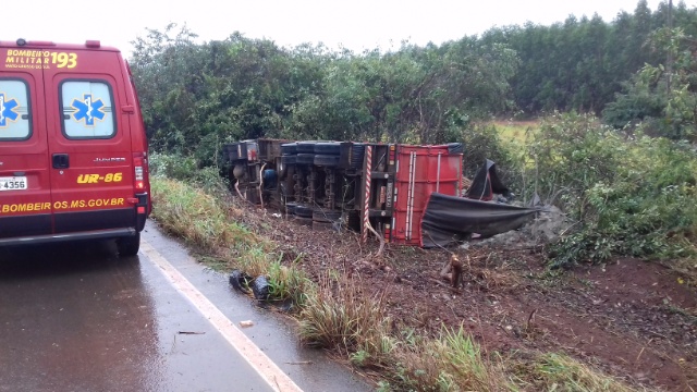 Pista molhada faz carreta tombar em Três Lagoas