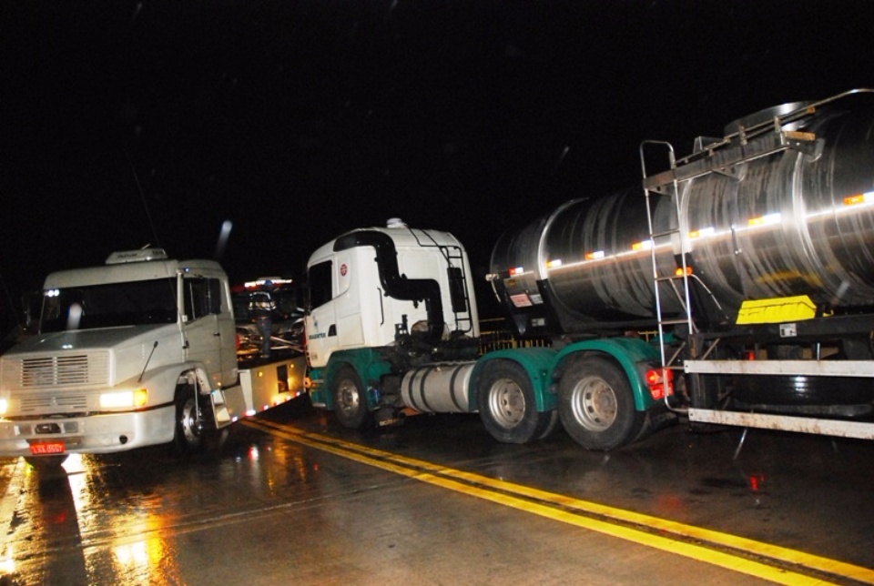 Carretas colidem e fecham trânsito em ponte que liga MS e SP