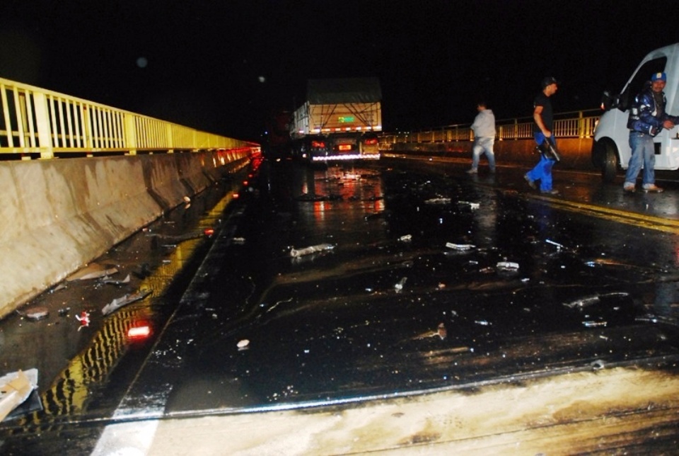 Carretas colidem e fecham trânsito em ponte que liga MS e SP