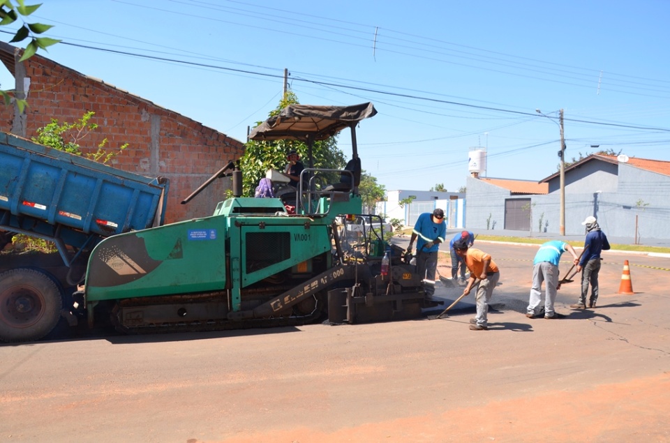 Bairro de Três Lagoas recebe quase um quilômetro de asfalto com recursos próprios da Prefeitura