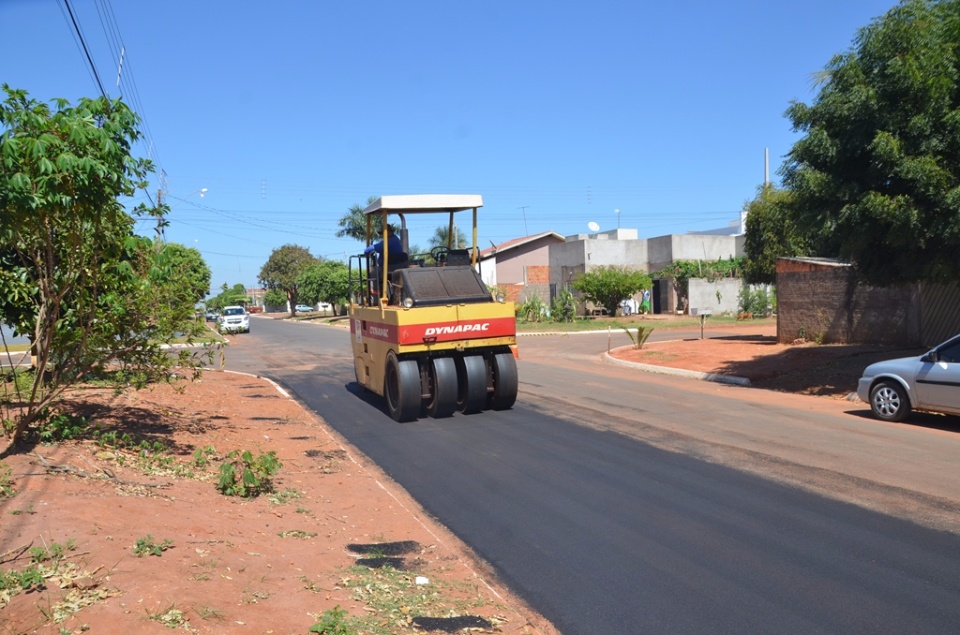 Bairro de Três Lagoas recebe quase um quilômetro de asfalto com recursos próprios da Prefeitura