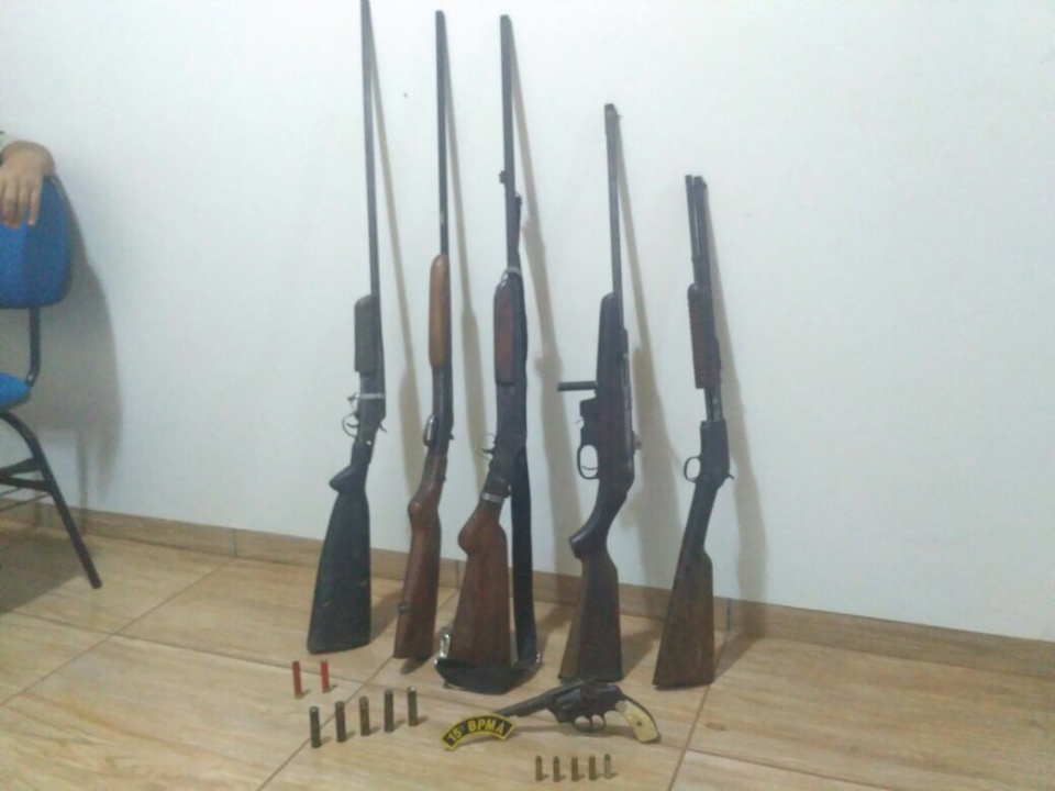 Caçadores são presos com armas de fogo e animal abatido em MS