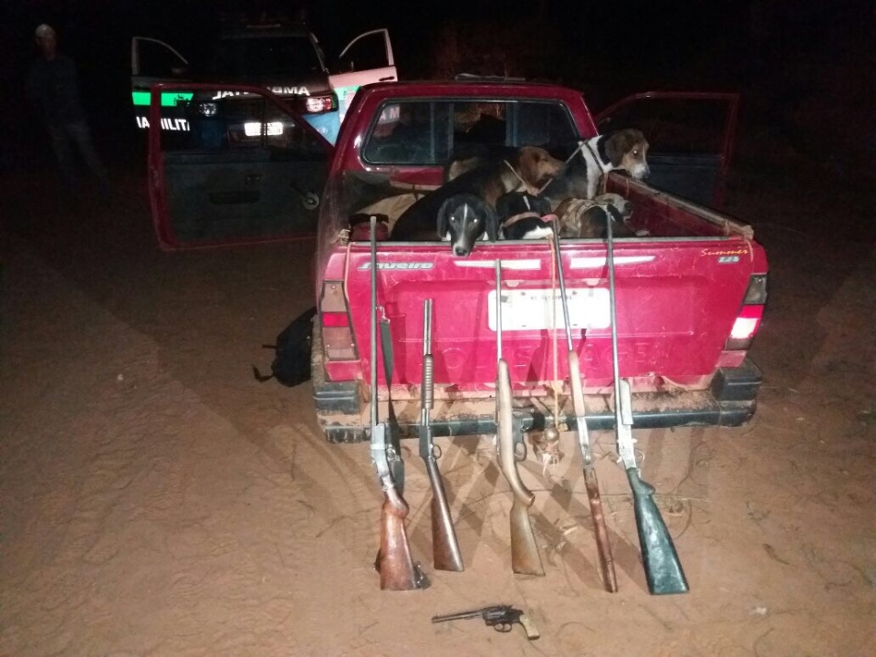 Caçadores são presos com armas de fogo e animal abatido em MS