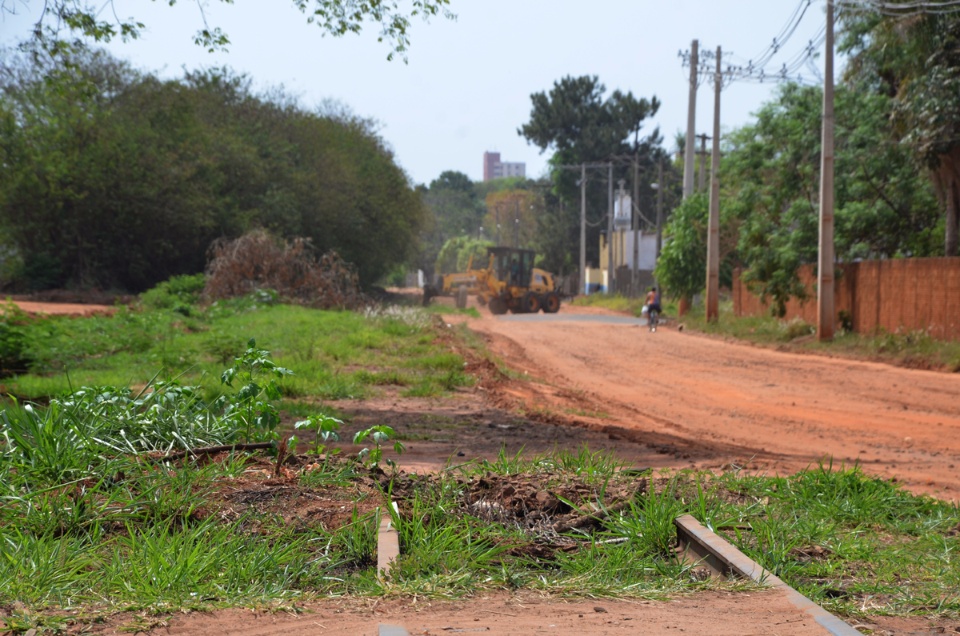 Prefeitura de Três Lagoas inicia limpeza do traçado da antiga linha férrea que dará lugar a avenida