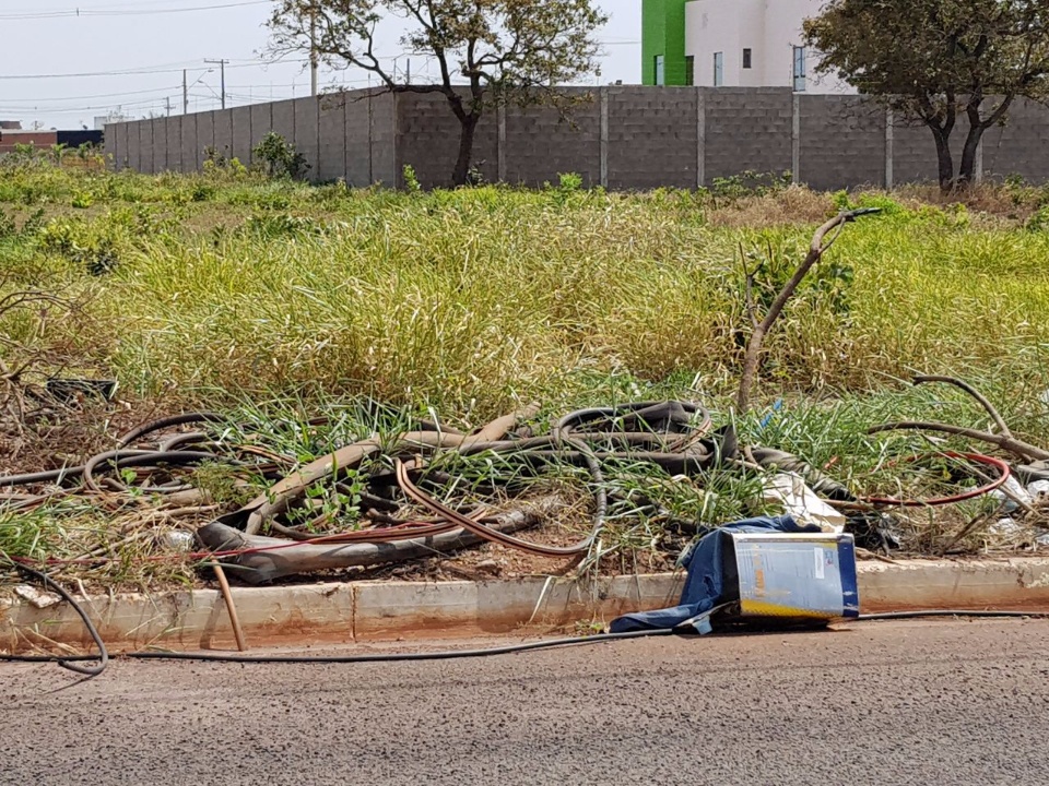 Lixo e entulhos são jogados a céu aberto em bairro de Três Lagoas