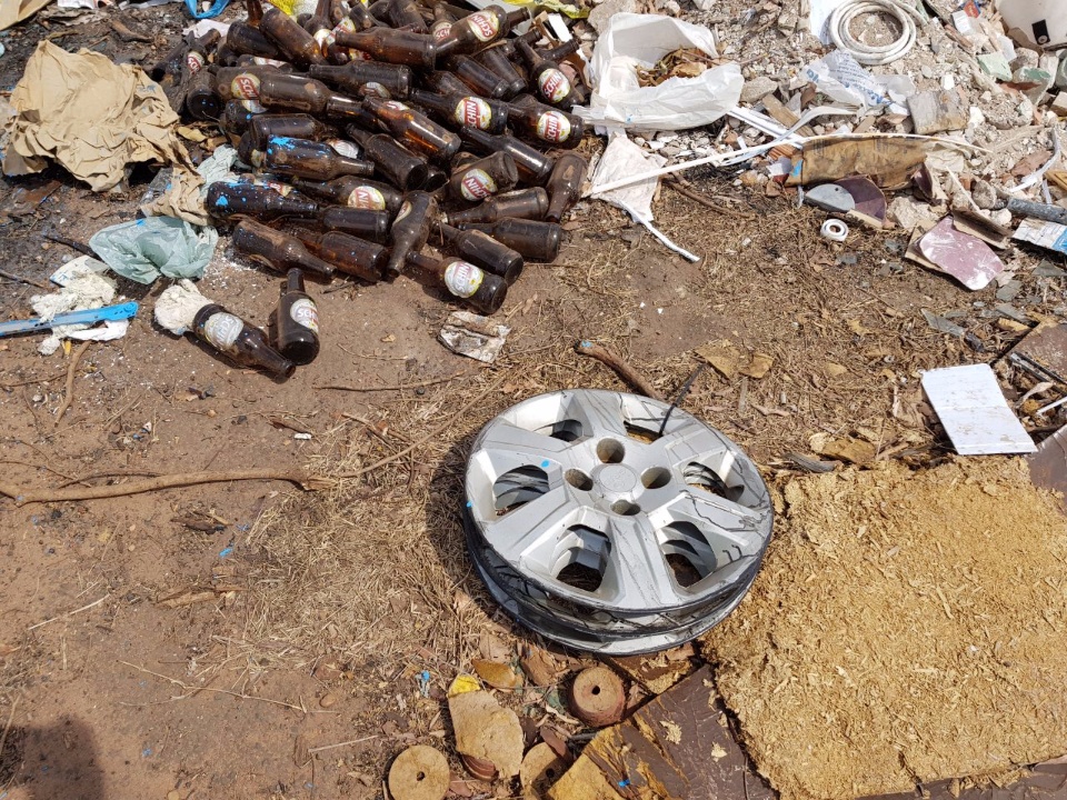 Lixo e entulhos são jogados a céu aberto em bairro de Três Lagoas