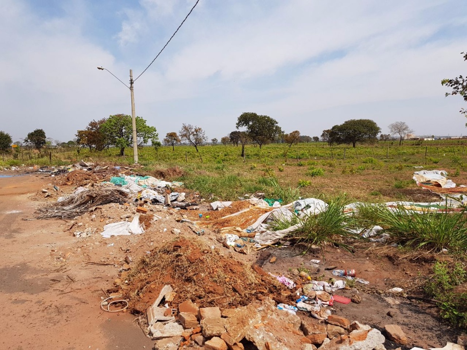 Lixo e entulhos são jogados a céu aberto em bairro de Três Lagoas