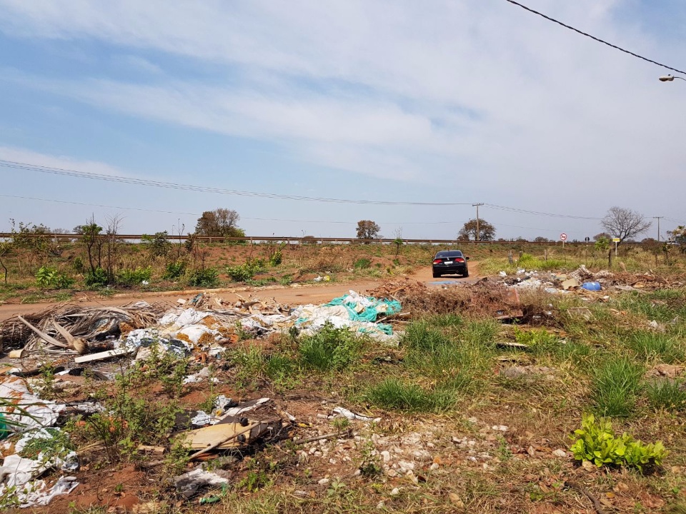 Lixo e entulhos são jogados a céu aberto em bairro de Três Lagoas