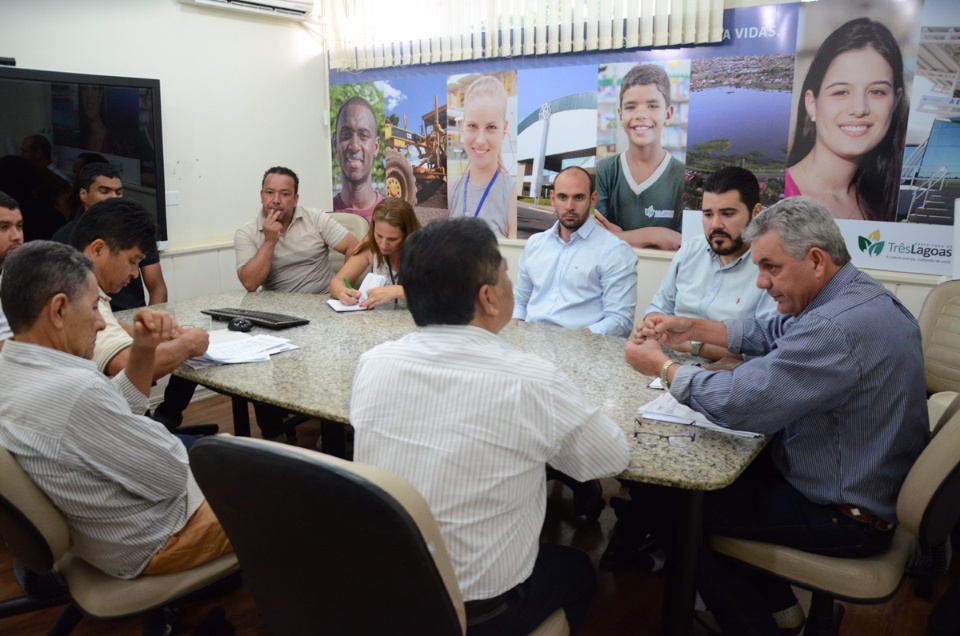 Produtores de hortaliças solicitam espaço dentro da Feira Livre durante reunião no gabinete municipal