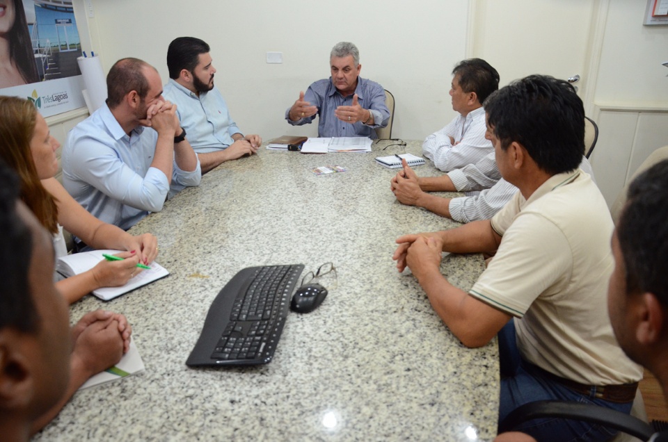 Produtores de hortaliças solicitam espaço dentro da Feira Livre durante reunião no gabinete municipal