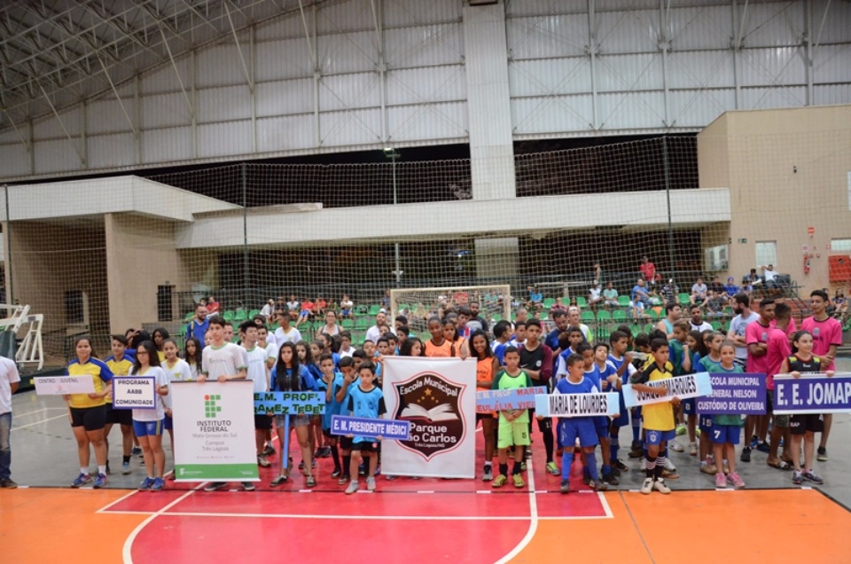 Jogos Escolares Três-lagoenses têm abertura emocionante no Ginásio Poliesportivo