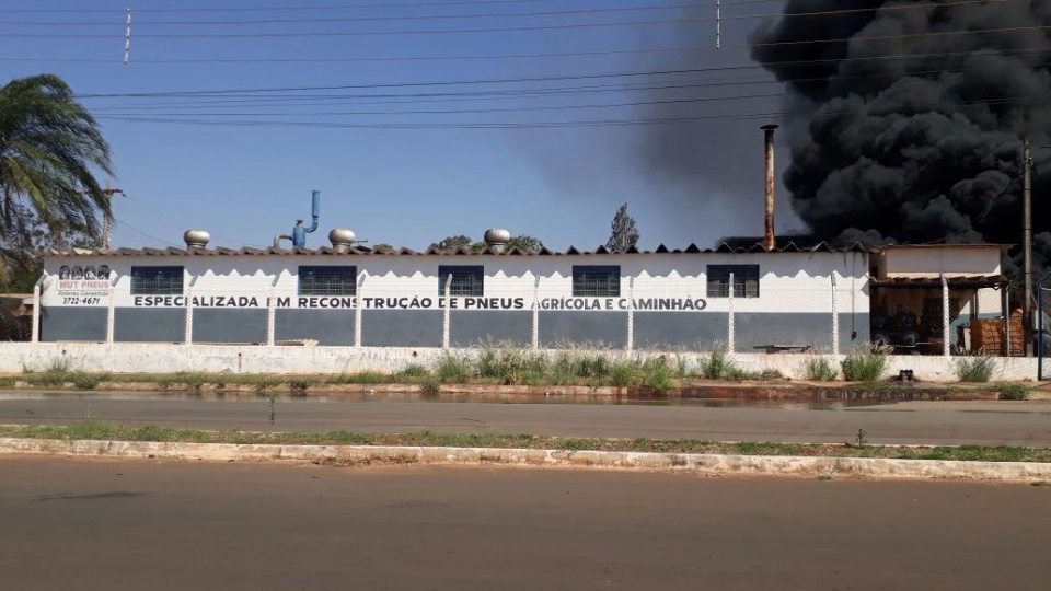Incêndio atinge indústria de pneus em Andradina