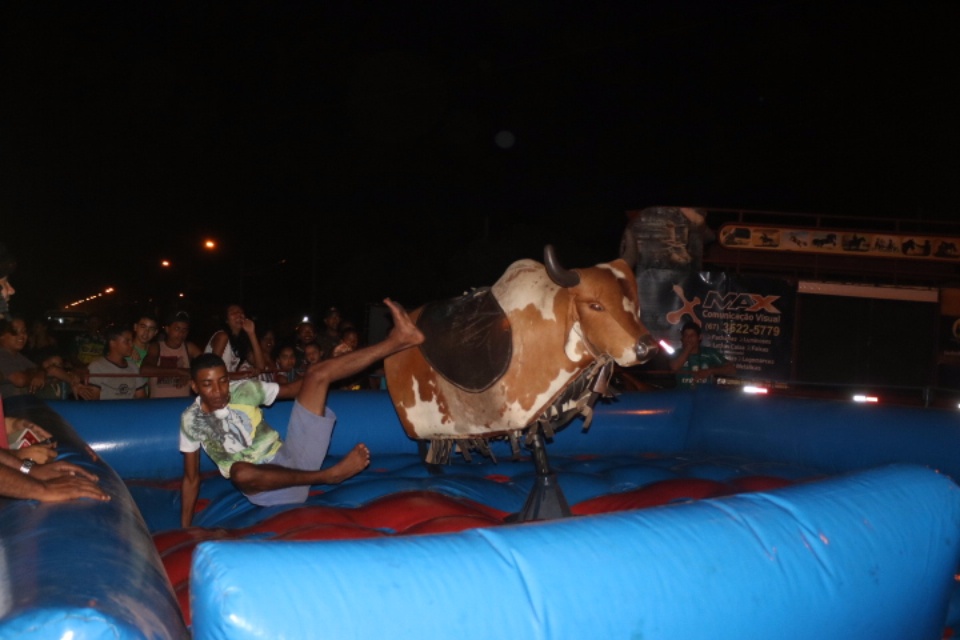 Circuito de Touro Mecânico em noite de lazer agradou crianças e adultos em Três Lagoas