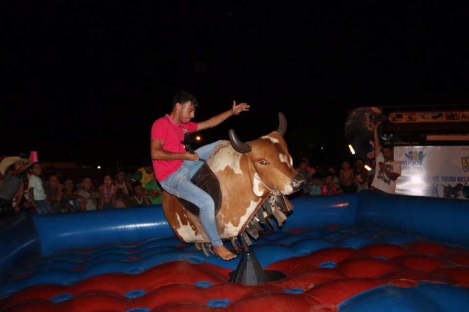 Circuito de Touro Mecânico em noite de lazer agradou crianças e adultos em Três Lagoas