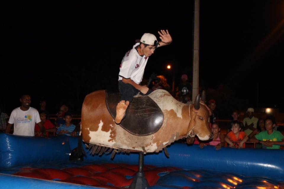 Circuito de Touro Mecânico em noite de lazer agradou crianças e adultos em Três Lagoas