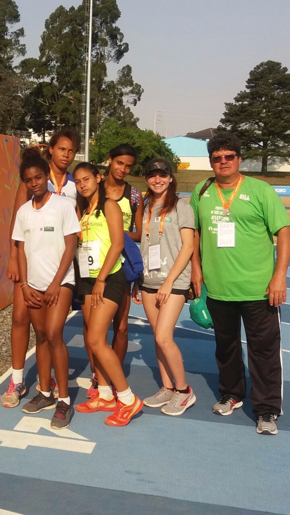 Atleta três-lagoense recebe bronze das mãos de Fabiana Murer nos Jogos Escolares