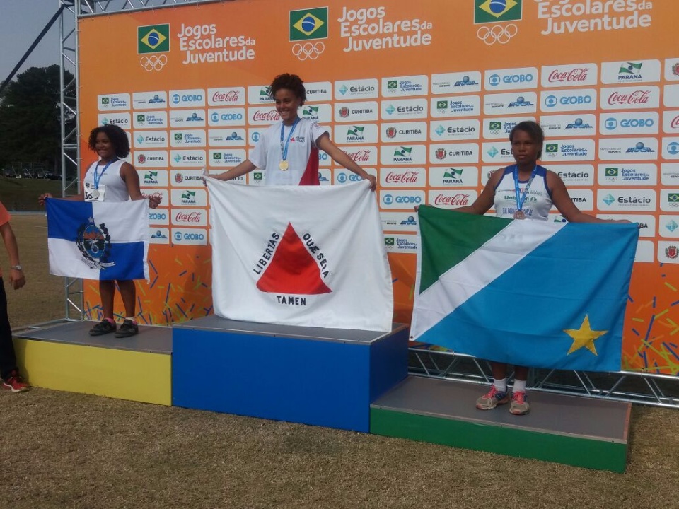 Atleta três-lagoense recebe bronze das mãos de Fabiana Murer nos Jogos Escolares