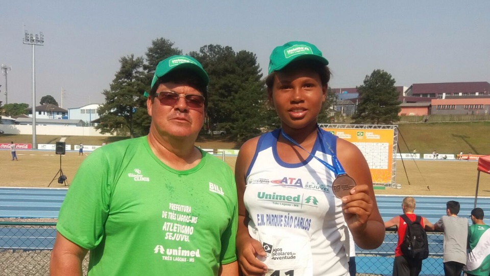 Atleta três-lagoense recebe bronze das mãos de Fabiana Murer nos Jogos Escolares