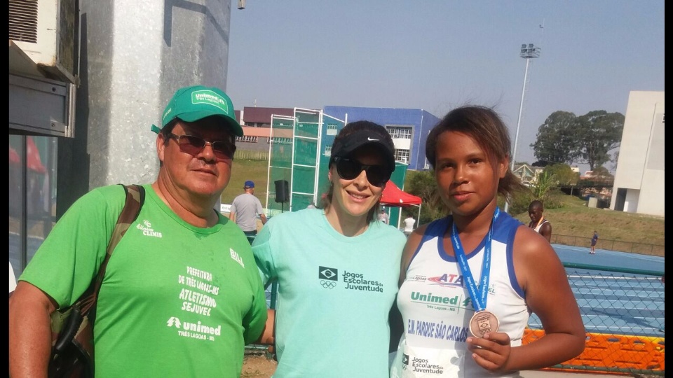Atleta três-lagoense recebe bronze das mãos de Fabiana Murer nos Jogos Escolares