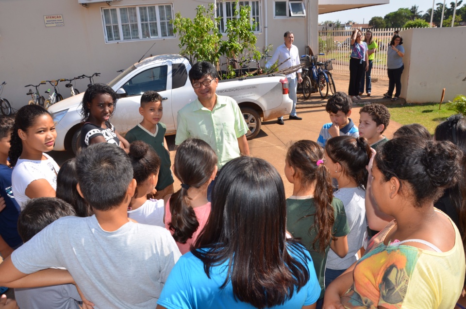 Em alusão ao Dia da Árvore, alunos de Escola Municipal de Três Lagoas participam de plantio de mudas