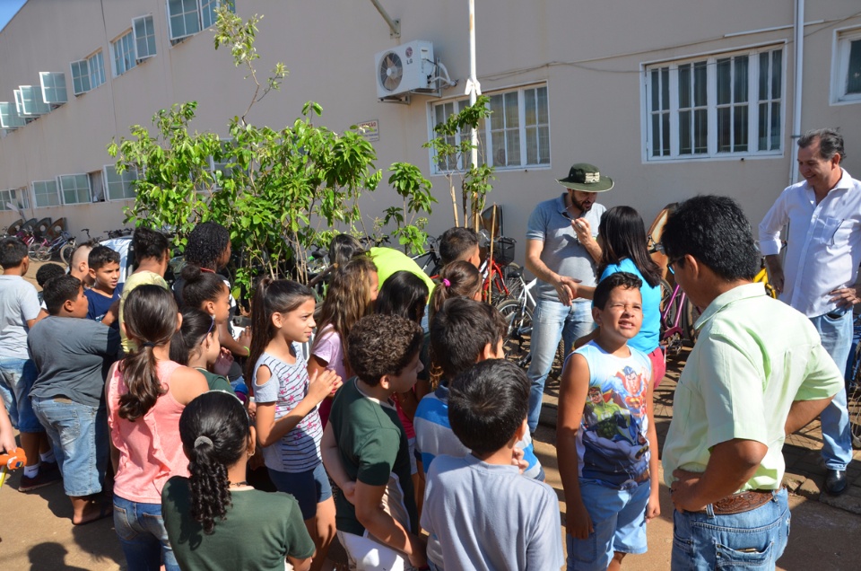 Em alusão ao Dia da Árvore, alunos de Escola Municipal de Três Lagoas participam de plantio de mudas