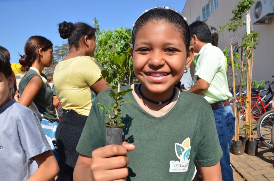Em alusão ao Dia da Árvore, alunos de Escola Municipal de Três Lagoas participam de plantio de mudas