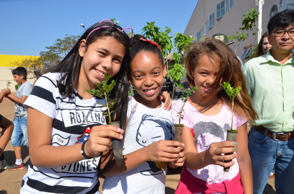 Em alusão ao Dia da Árvore, alunos de Escola Municipal de Três Lagoas participam de plantio de mudas