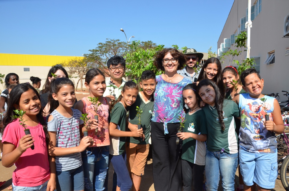 Em alusão ao Dia da Árvore, alunos de Escola Municipal de Três Lagoas participam de plantio de mudas