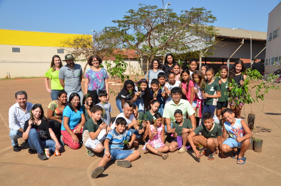 Em alusão ao Dia da Árvore, alunos de Escola Municipal de Três Lagoas participam de plantio de mudas