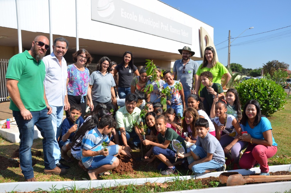 Em alusão ao Dia da Árvore, alunos de Escola Municipal de Três Lagoas participam de plantio de mudas