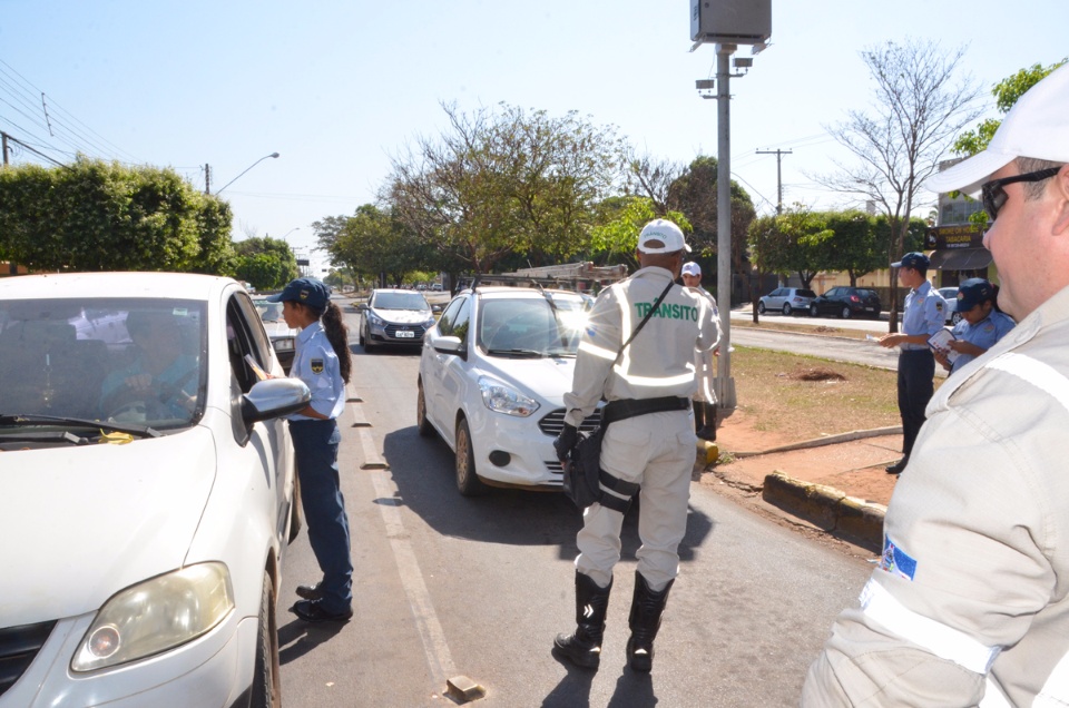 Alunos da Patrulha Mirim realizam panfletagem em alusão à Semana Nacional do Trânsito