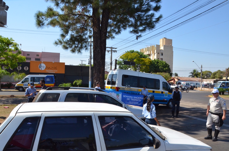 Alunos da Patrulha Mirim realizam panfletagem em alusão à Semana Nacional do Trânsito