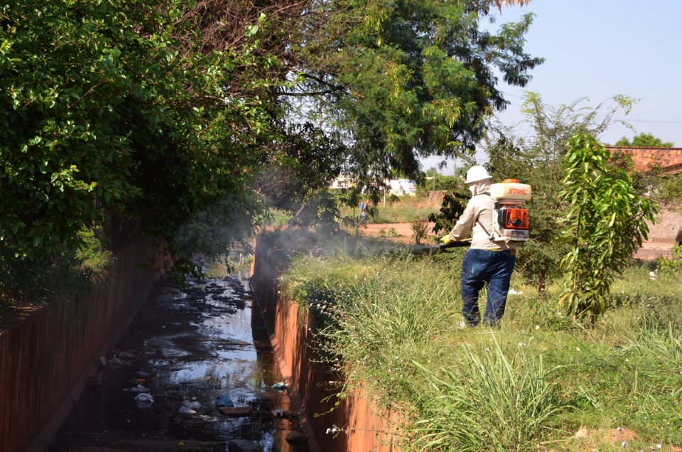 Equipe da Saúde faz bloqueio químico contra mosquitos no Jardim Brasília