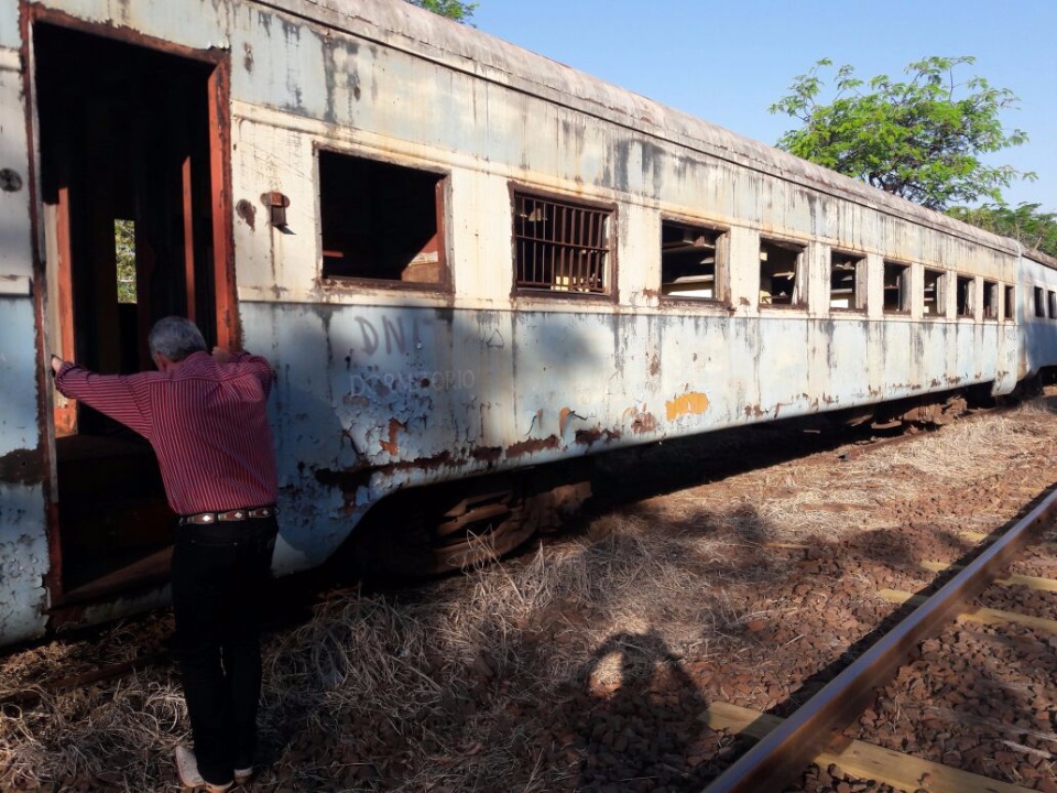 Prefeito Guerreiro vistoria estações abandonadas e demonstra preocupação com história da cidade