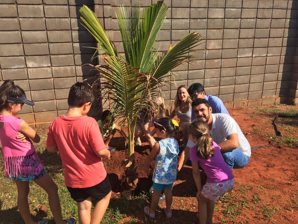 Secretaria de Meio Ambiente distribui mudas e planta árvores em Três Lagoas