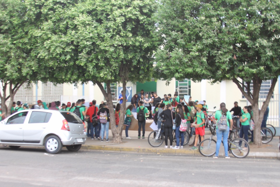 Alunos do Afonso Pena fazem protesto contra a implantação do Ensino Integral