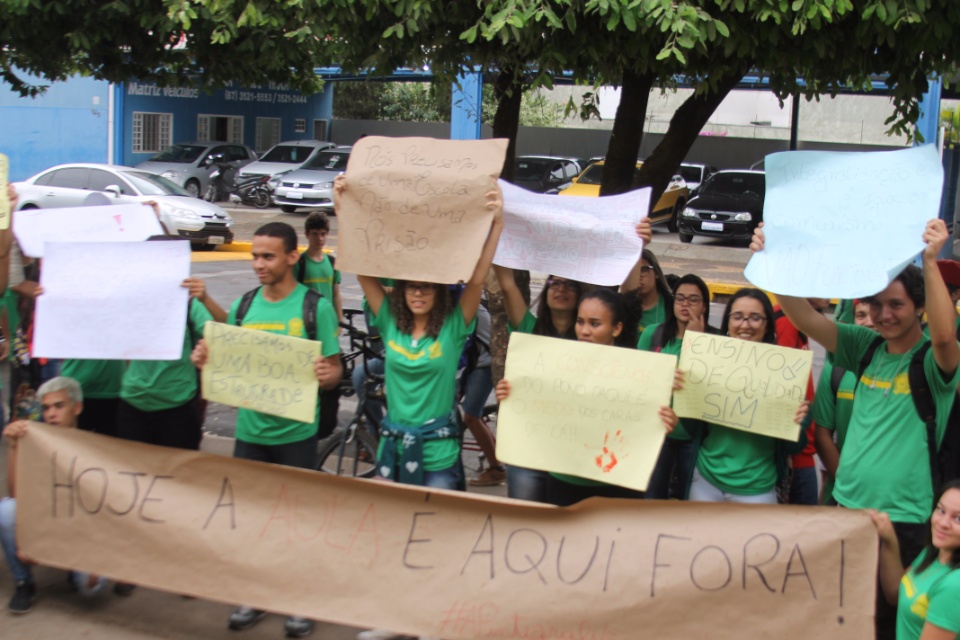 Alunos do Afonso Pena fazem protesto contra a implantação do Ensino Integral