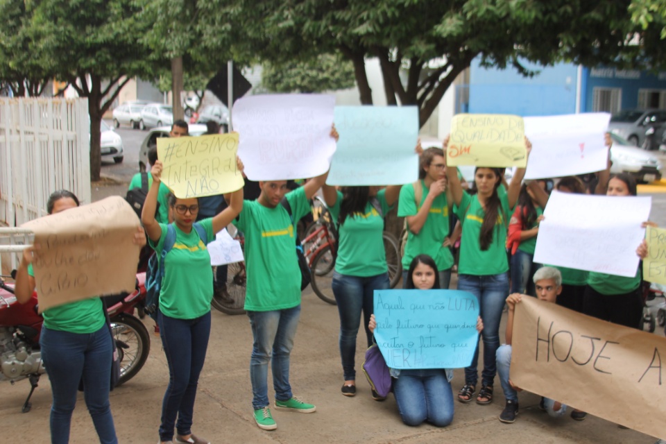 Alunos do Afonso Pena fazem protesto contra a implantação do Ensino Integral