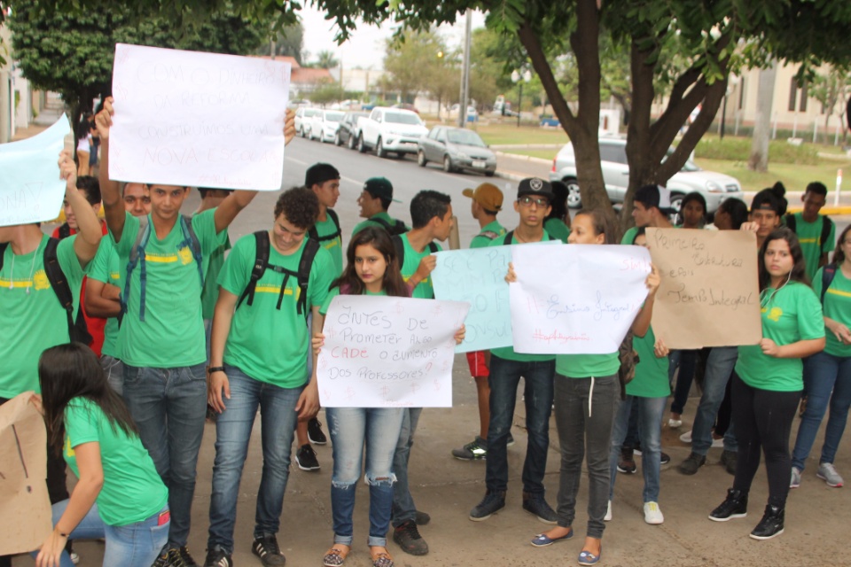 Alunos do Afonso Pena fazem protesto contra a implantação do Ensino Integral