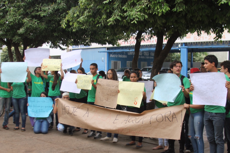 Alunos do Afonso Pena fazem protesto contra a implantação do Ensino Integral