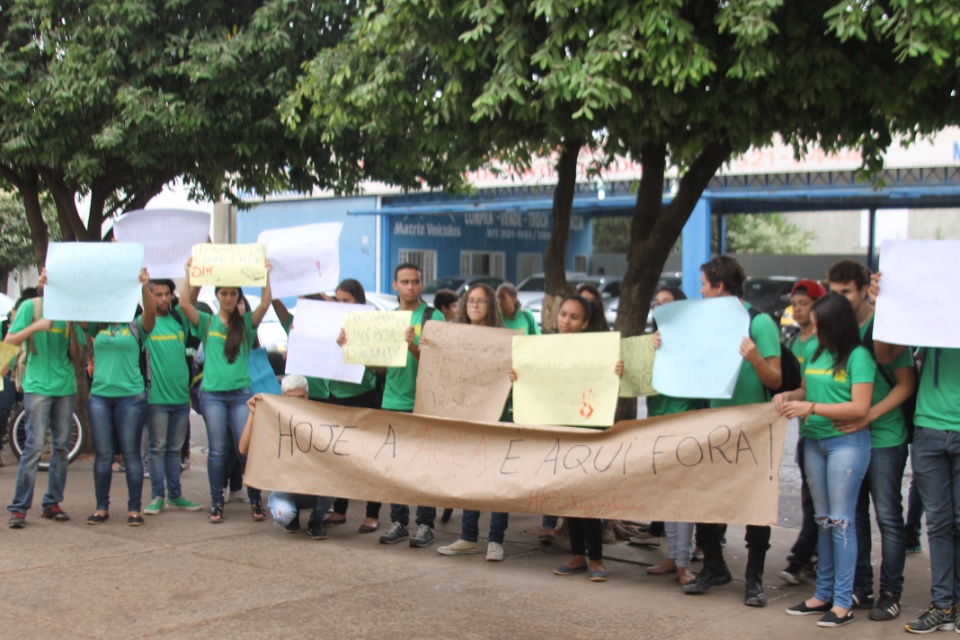 Alunos do Afonso Pena fazem protesto contra a implantação do Ensino Integral